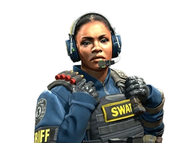 Komandor Mae „Dead Cold” Jamison z jednostki SWAT w kamizelce taktycznej i słuchawkach operacyjnych.